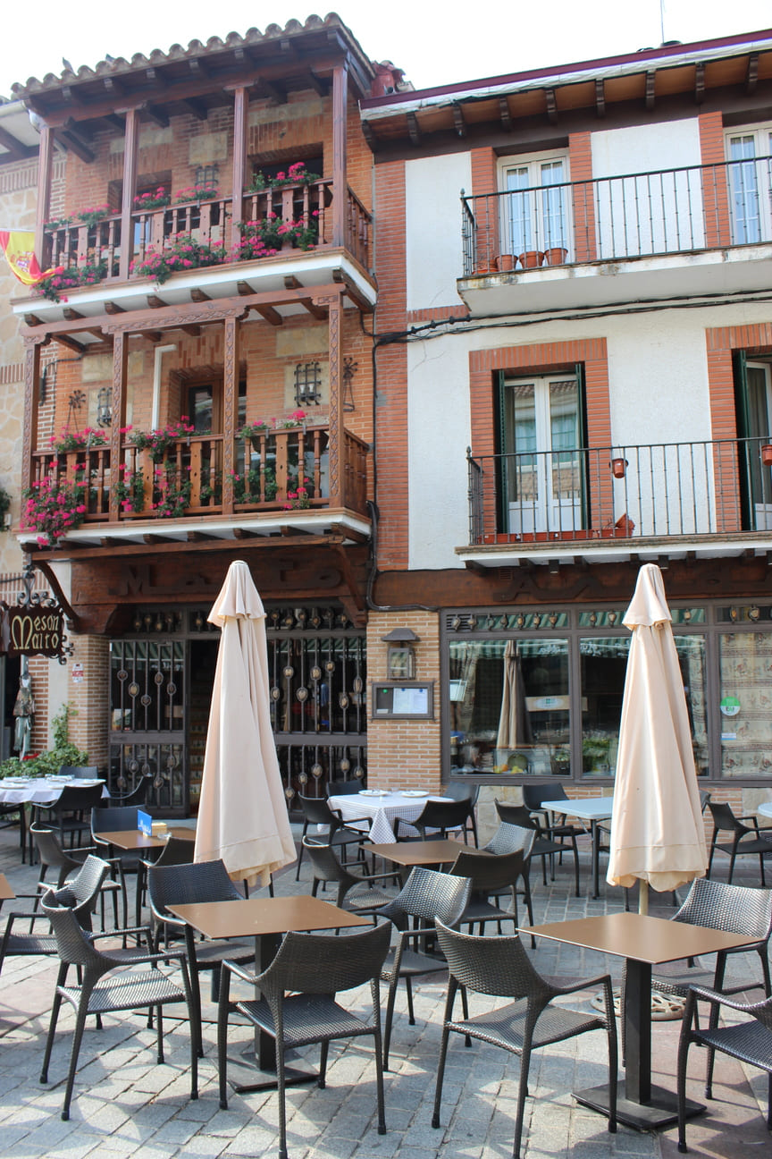 Terraza al aire libre en nuestro restaurante en Madrid, rodeada de un entorno natural y relajante.